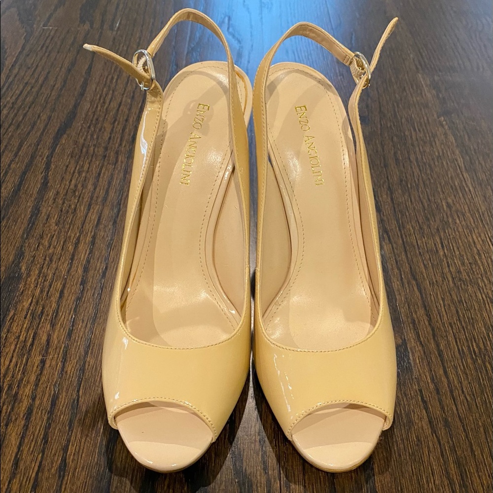 Nude pumps